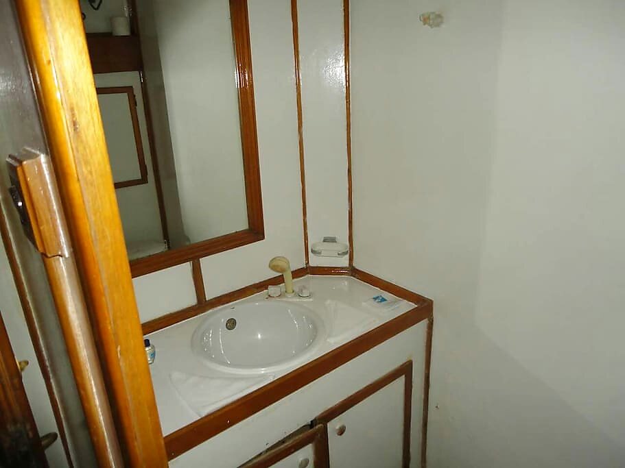 Cabin washbasin and vanity aboard SY Mermaid